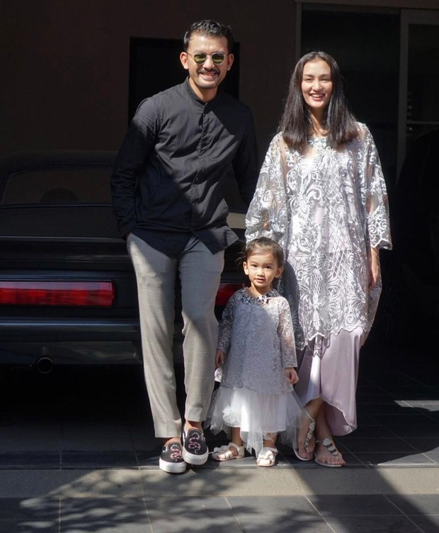 Salah satu bukti keromantisan cinta beda usia dibuktikan oleh Rio Dewanto dan Atiqah Hasiholan.