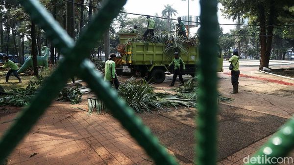 Sempat Tak Terurus, Taman Martha Tiahahu Blok M Dibersihkan