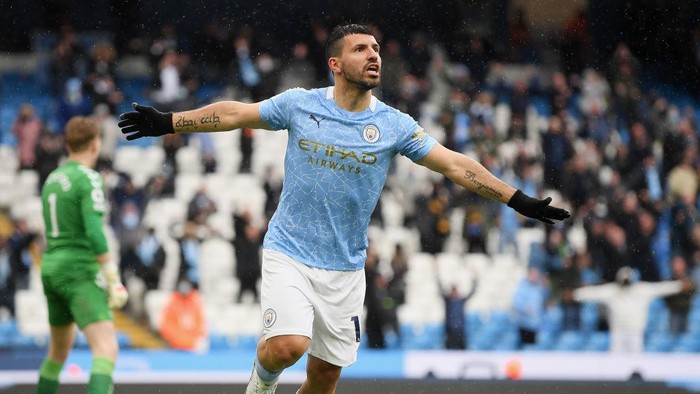 MANCHESTER, ENGLAND - MAY 23: Sergio Aguero of Manchester City celebrates after scoring his teams fifth goal during the Premier League match between Manchester City and Everton at Etihad Stadium on May 23, 2021 in Manchester, England. A limited number of fans will be allowed into Premier League stadiums as Coronavirus restrictions begin to ease in the UK. (Photo by Michael Regan/Getty Images)