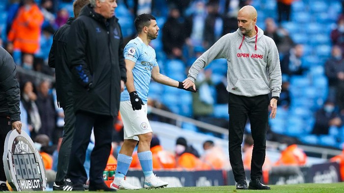 MANCHESTER, ENGLAND - MAY 23: Sergio Aguero of Manchester City speaks with Pep Guardiola, Manager of Manchester City as he is substituted on during the Premier League match between Manchester City and Everton at Etihad Stadium on May 23, 2021 in Manchester, England. A limited number of fans will be allowed into Premier League stadiums as Coronavirus restrictions begin to ease in the UK. (Photo by Dave Thompson - Pool/Getty Images)