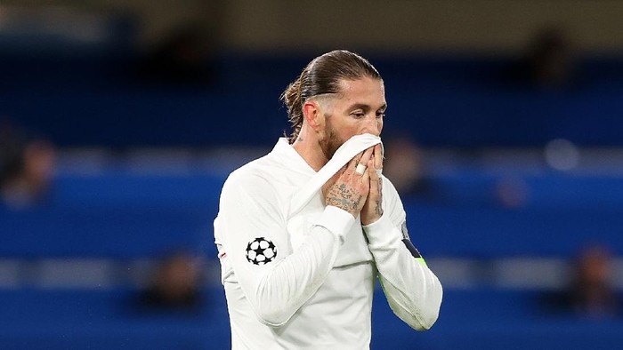 LONDON, ENGLAND - MAY 05: Sergio Ramos of Real Madrid looks dejected after conceding their second goal during the UEFA Champions League Semi Final Second Leg match between Chelsea and Real Madrid at Stamford Bridge on May 05, 2021 in London, England. Sporting stadiums around Europe remain under strict restrictions due to the Coronavirus Pandemic as Government social distancing laws prohibit fans inside venues resulting in games being played behind closed doors. (Photo by Clive Rose/Getty Images)