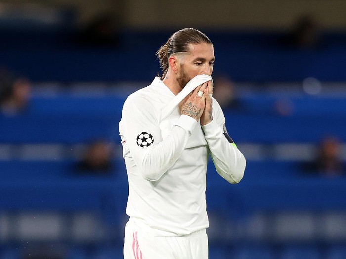 LONDON, ENGLAND - MAY 05: Sergio Ramos of Real Madrid looks dejected after conceding their second goal during the UEFA Champions League Semi Final Second Leg match between Chelsea and Real Madrid at Stamford Bridge on May 05, 2021 in London, England. Sporting stadiums around Europe remain under strict restrictions due to the Coronavirus Pandemic as Government social distancing laws prohibit fans inside venues resulting in games being played behind closed doors. (Photo by Clive Rose/Getty Images)