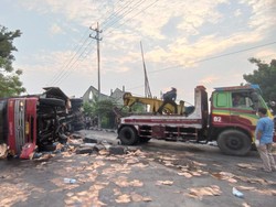 Truk Air Mineral Tertabrak Kereta Api di Sidoarjo, Sopir Tewas Terjepit