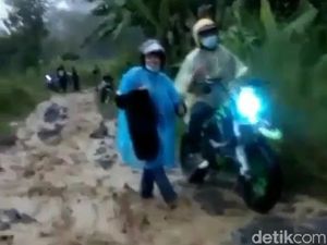 Viral Jalan di Bandung Barat Rusak Parah, Begini Penjelasan Pihak Desa