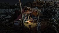 Warga Gaza Bangun Tenda di Atas Reruntuhan Bangunan