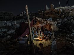 Warga Gaza Bangun Tenda di Atas Reruntuhan Bangunan