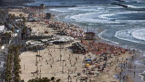 Warga Israel Serbu Pantai Lagi Usai Gencatan Senjata
