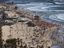 Warga Israel Serbu Pantai Lagi Usai Gencatan Senjata