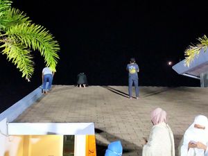 Saat Gerhana Bulan, Warga Makassar Naik Atap Hingga Salat