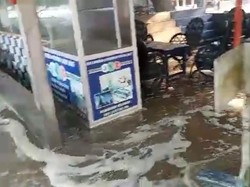 Banjir Rob Terjang Warung-warung di Sepanjang Pantai Tambakrejo Blitar