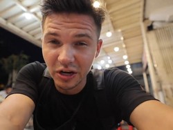 Cicip Kuliner Kaki Lima Surabaya, Begini Respon YouTuber Asal Amerika