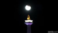 Cakrawala Gerhana Bulan Pada Simbol Ikonik Jakarta