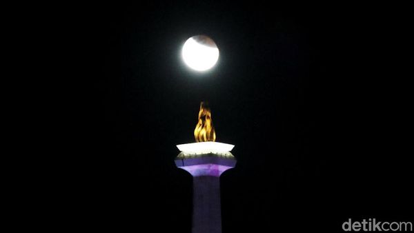 Cakrawala Gerhana Bulan Pada Simbol Ikonik Jakarta