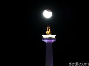 Cakrawala Gerhana Bulan Pada Simbol Ikonik Jakarta