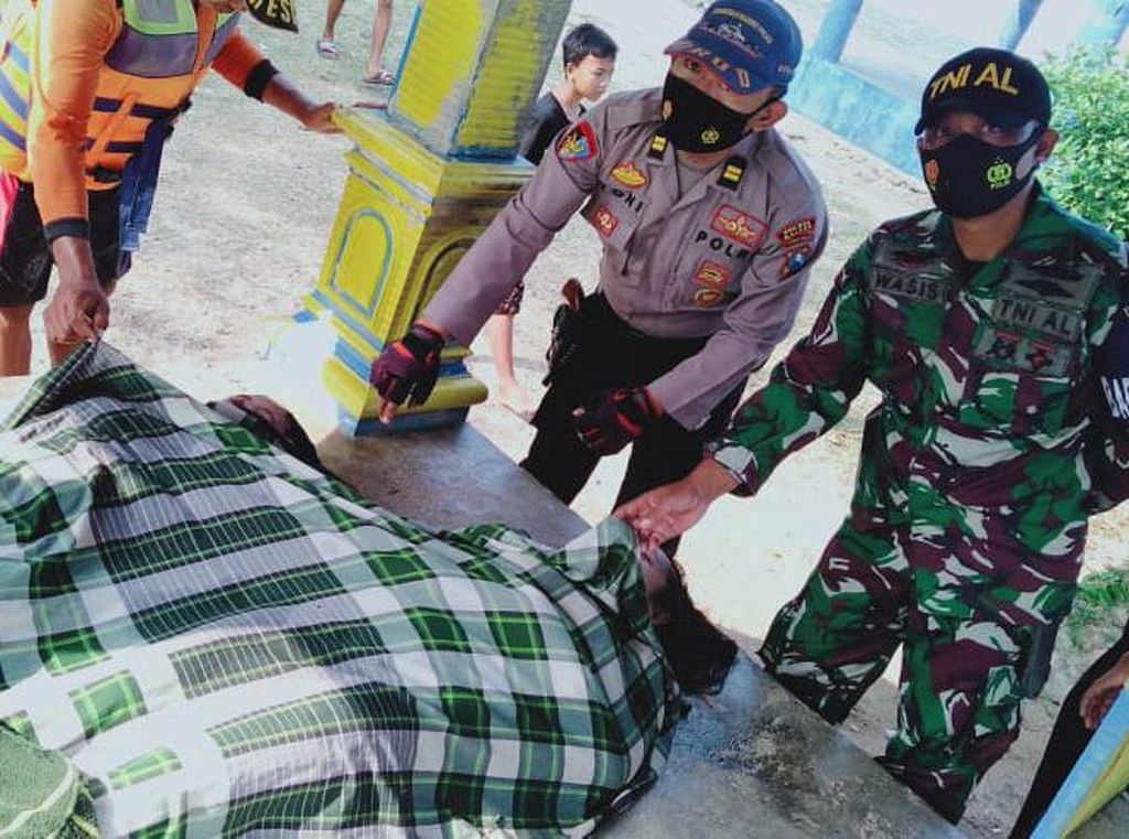 Diterjang Ombak di Pantai Bengkung Malang, 2 Mahasiswa Tewas, 2 Lainnya Hilang Diterjang Ombak di Pantai Bengkung Malang, 2 Mahasiswa Tewas, 2 Lainnya Hilang