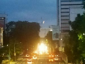 Pengamatan Gerhana Bulan Total di Antara Air Mancur dan Gedung Surabaya