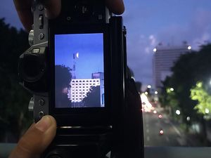 Melihat Warga Berburu Foto Gerhana Bulan Total di Langit Surabaya
