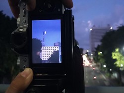 Melihat Warga Berburu Foto Gerhana Bulan Total di Langit Surabaya
