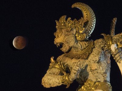 Foto-foto Indahnya Gerhana Bulan di Berbagai Wilayah Indonesia