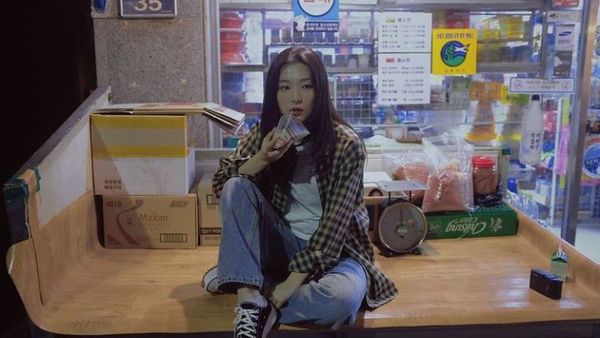 Intip Imutnya Seulgi Red Velvet Saat Nongkrong di Kafe