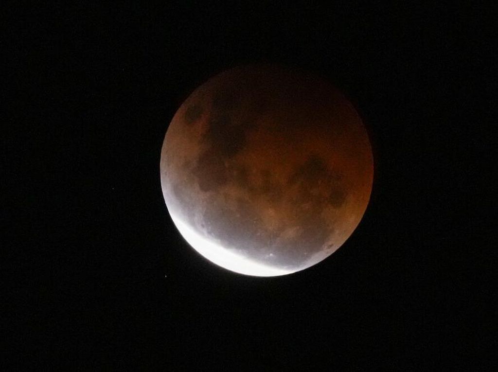 Penampakan Gerhana Bulan Total Super Blood Moon dari Luar Angkasa