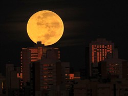 Cantiknya Penampakan Puncak Gerhana Bulan Total