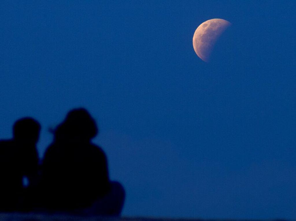 Antusiasme Warga Surabaya Melihat Gerhana Bulan Total Antusiasme Warga Surabaya Melihat Gerhana Bulan Total