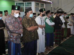 Melihat Warga di Jatim Antusias Salat Sunah Gerhana Bulan Total