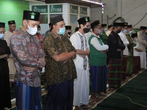 Melihat Warga di Jatim Antusias Salat Sunah Gerhana Bulan Total Melihat Warga di Jatim Antusias Salat Sunah Gerhana Bulan Total