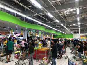 Giant BSD Juga Diserbu Pengunjung, Antrean Sampai Belasan Meter!