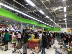 Giant Diserbu Pembeli Jelang Tutup Permanen