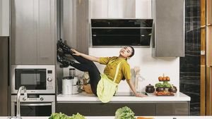Hobi Masak, Dewi Perssik Jago Buat Sambel Tempong hingga Martabak