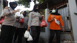 Ketika Polwan Bantu Sebar Logistik Warga Cilangkap yang Dilockdown