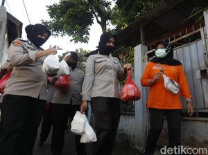 Ketika Polwan Bantu Sebar Logistik Warga Cilangkap yang Dilockdown