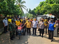 Ketua DPD Golkar Jatim Beri Bantuan Alsintan ke 5 Desa di Blitar