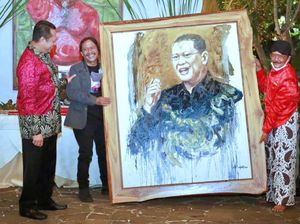 Bamsoet Buka Pameran Lukisan Semar Ngruwat Jagad Karya Sohieb Toyaroja