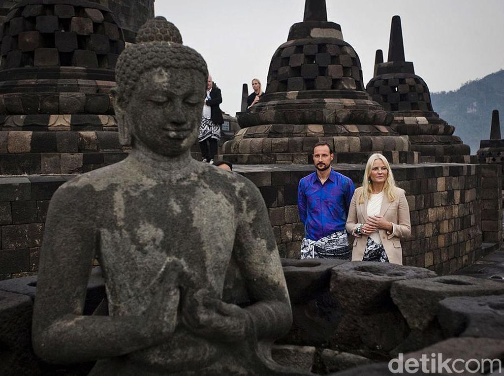 Naik Candi Borobudur, Wisatawan Wajib Pakai Sandal Khusus