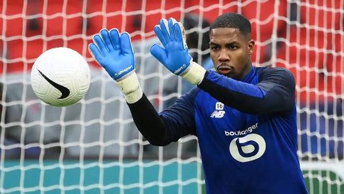 Lilles French goalkeeper Mike Maignan warms up prior to the  French Cup round of 16 football match between Paris Saint-Germain (PSG) and Lille (LOSC) at the Parc des Princes stadium in Paris, on March 17, 2021. (Photo by FRANCK FIFE / AFP)