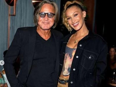 8 Momen Kedekatan Bella Hadid dan Ayahnya yang Kompak Bela Palestina