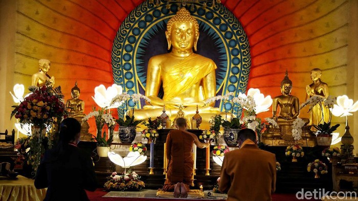 Momen Sakral Puncak Waisak di Jakarta Utara Sejumlah umat Buddha memanjatkan doa di saat detik-detik puncak perayaan Tri Suci Waisak di kawasan Vihara Dhammacakka Jaya, Sunter Agung, Jakarta Utara, Rabu (26/5).