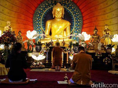 Momen Sakral Puncak Waisak di Jakarta Utara