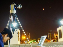 Melihat Super Blood Moon dari Kompleks Masjid Agung Demak