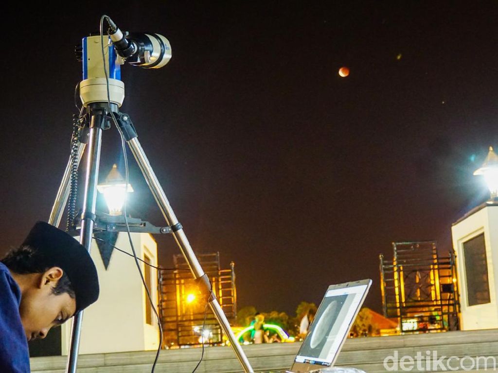 Melihat Super Blood Moon dari Kompleks Masjid Agung Demak Melihat Super Blood Moon dari Kompleks Masjid Agung Demak