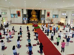 Ibadah Umat Buddha di Surabaya Dibatasi dan Patuh Protokol Kesehatan