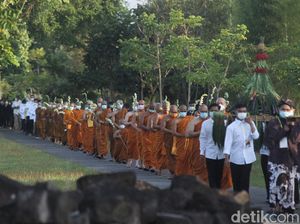 Momen Prosesi Pradaksina di Candi Sewu