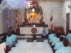 Puja Bhakti Waisak di Karawang, Kapasitas Wihara Dibatasi 30 Persen