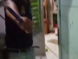 Paket Tak Sesuai, Pria Berkaus Turn Back Crime Ancam Kurir Pakai Samurai