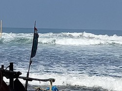 Ombak Rusak Puluhan Perahu di Sukabumi, Seorang Nelayan Hilang