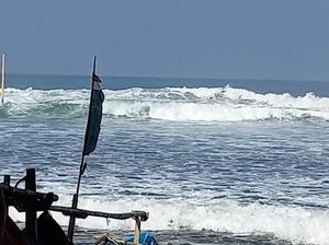 Ombak Rusak Puluhan Perahu di Sukabumi, Seorang Nelayan Hilang Ombak Rusak Puluhan Perahu di Sukabumi, Seorang Nelayan Hilang