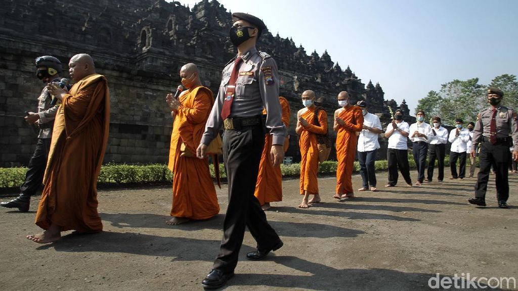 Suasana Perayaan Waisak dengan Prokes Ketat di Candi Borobudur